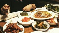 Lagi pesta makan nih. Makanannya banyak banget, itu dimakan sendirian aja? Nggak mau bagi-bagi? Foto: Instagram