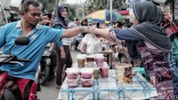 Hasil dari keuntungan berjualan takjil ini pun tidak sembarangan. Penjual es buah misalnya, bisa menjual hingga 30 gelas es dengan harga Rp 5 ribu-Rp 10 ribu per gelasnya.