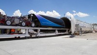 Hyperloop bisa mengantar orang dengan kecepatan hingga 965 km/jam, menjadikannya kereta tercepat di dunia setelah beroperasi nanti. Saat ini uji coba masih dilakukan oleh Elon Musk. Istimewa/money.cnn.com