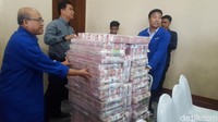 Samadikun Hartono mengembalikan uang tunai sebesar Rp 87 Miliar ke kas negara.