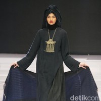 Fashion show busana muslim rancangan Ida Royani yang mengusung tema Great Toba di Indonesia Fashion Week 2018, Jakarta Convention Center, Jakarta, Rabu [28/3/2018]. Foto: Mohammad Abduh/Wolipop