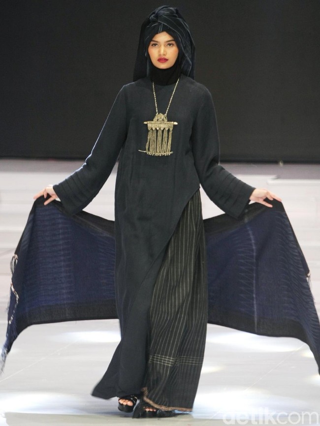 Fashion show busana muslim rancangan Ida Royani yang mengusung tema Great Toba di Indonesia Fashion Week 2018, Jakarta Convention Center, Jakarta, Rabu [28/3/2018]. Foto: Mohammad Abduh/Wolipop