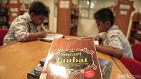Membaca juga merupakan hal positif yang bisa dilakukan saat menjalankan puasa.