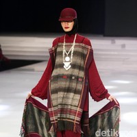 Fashion show busana muslim rancangan Ida Royani yang mengusung tema Great Toba di Indonesia Fashion Week 2018, Jakarta Convention Center, Jakarta, Rabu [28/3/2018]. Foto: Mohammad Abduh/Wolipop