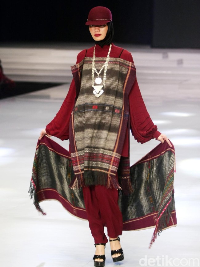 Fashion show busana muslim rancangan Ida Royani yang mengusung tema Great Toba di Indonesia Fashion Week 2018, Jakarta Convention Center, Jakarta, Rabu [28/3/2018]. Foto: Mohammad Abduh/Wolipop
