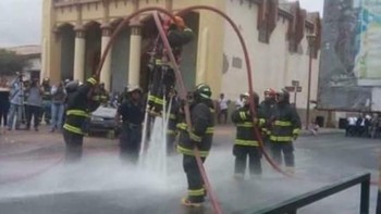 Pemadam kebakaran aja kalau kurang kerjaan bisa bikin water jetpack ekonomis. (Foto: Twitter/PicturesFoIder)