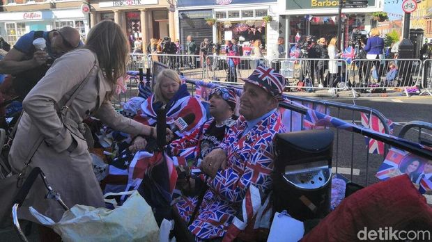  Fans Rela Tidur di Jalan Demi Saksikan Pernikahan Pangeran Harry-Meghan
