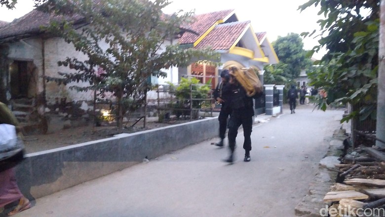 Tangkap 2 Terduga Teroris di Cirebon, Densus Sita Aki Besar Tangkap 2 Terduga Teroris di Cirebon, Densus Sita Aki Besar