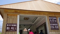 Untuk bisa berjalan di atas jembatan ini, traveler wajib membeli tiket masuk dulu. Harganya 30 Yuan per orang (setara Rp 66 ribu). (Wahyu/detikTravel)