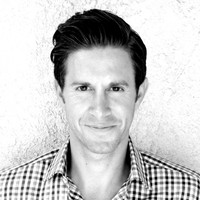 Penulis cerita komedi Shaun Zaken diyakini pernah berkencan dengan Meghan Markle selama enam bulan, pada 2003. Dilaporkan The Sun, mereka bertemu di Northwestern University, Chicago, saat keduanya berkuliah. Shaun pernah bekerja untuk acara TV Mystery Girls dan Nail Files. Selain penulis, dia juga seorang produser TV. Foto: Huffington Post