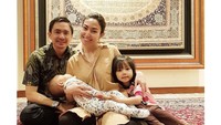 Marhaban Ya Ramadhan Mohon dimaafkan lahir dan batin seiring memasuki indahnya bulan ini, Semoga kita semua diberi kesempatan merasakan berkah dan damainya Ramadhan hingga ke kalbu dan relung hati,” tulis Ayu Dewi yang terlihat kompak dengan keluarganya. Foto: Instagram