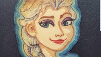 Penggemar Frozen pasti tak tega makan pancake Elsa ini. Kamu bisa lihat detail warna mata dan bibir Elsa yang nampak nyata kan? Foto: Instagram drdancake