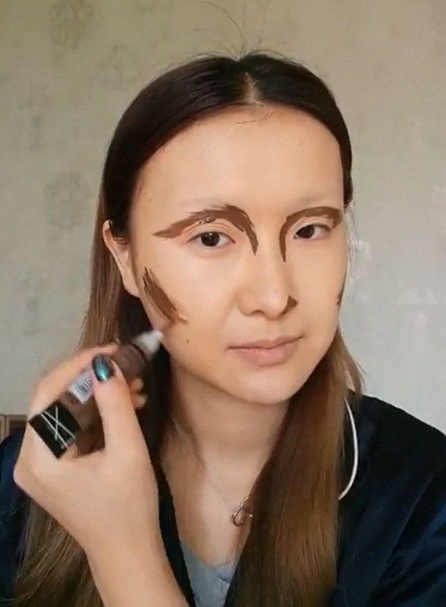 Wanita 26 tahun asal China ini pun menjawab tantangan tersebut. Ia lalu mem-posting tahap demi tahap transformasinya menjadi Mona Lisa, hanya menggunakan makeup dan teknik contouring. Foto: Dok. Bored Panda