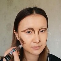 Wanita 26 tahun asal China ini pun menjawab tantangan tersebut. Ia lalu mem-posting tahap demi tahap transformasinya menjadi Mona Lisa, hanya menggunakan makeup dan teknik contouring. Foto: Dok. Bored Panda