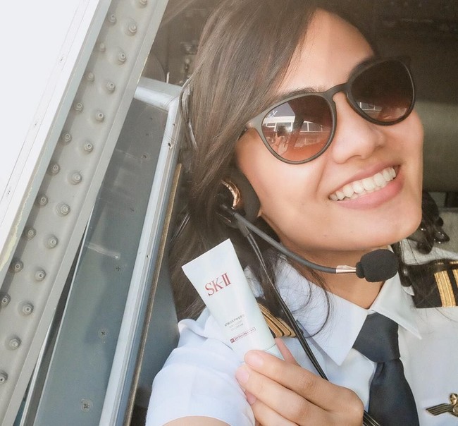 Pilot cantik ini pun kini mahir membawa pesawat Boeing 737-800 dengan rute domestik dan internasional. Foto: Instagram @imellisas