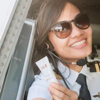 Pilot cantik ini pun kini mahir membawa pesawat Boeing 737-800 dengan rute domestik dan internasional. Foto: Instagram @imellisas