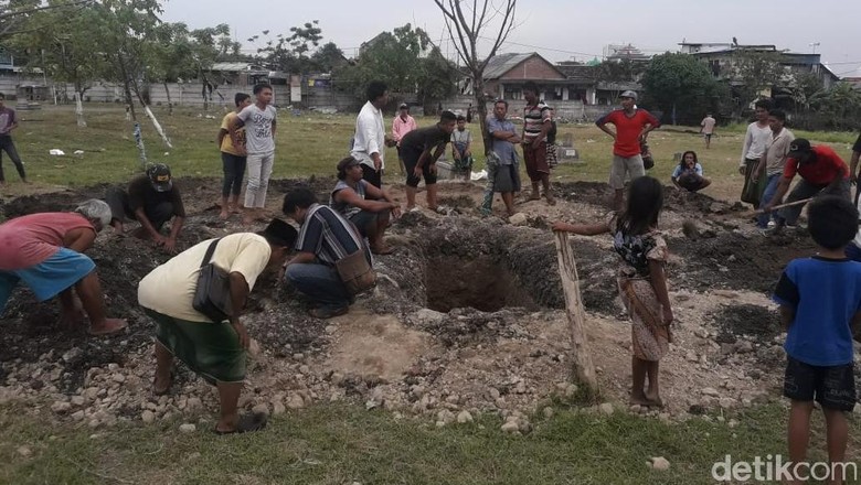 Warga Tolak 7 Bomber Surabaya Dikubur di TPU Putat Gede Warga Tolak 7 Bomber Surabaya Dikubur di TPU Putat Gede
