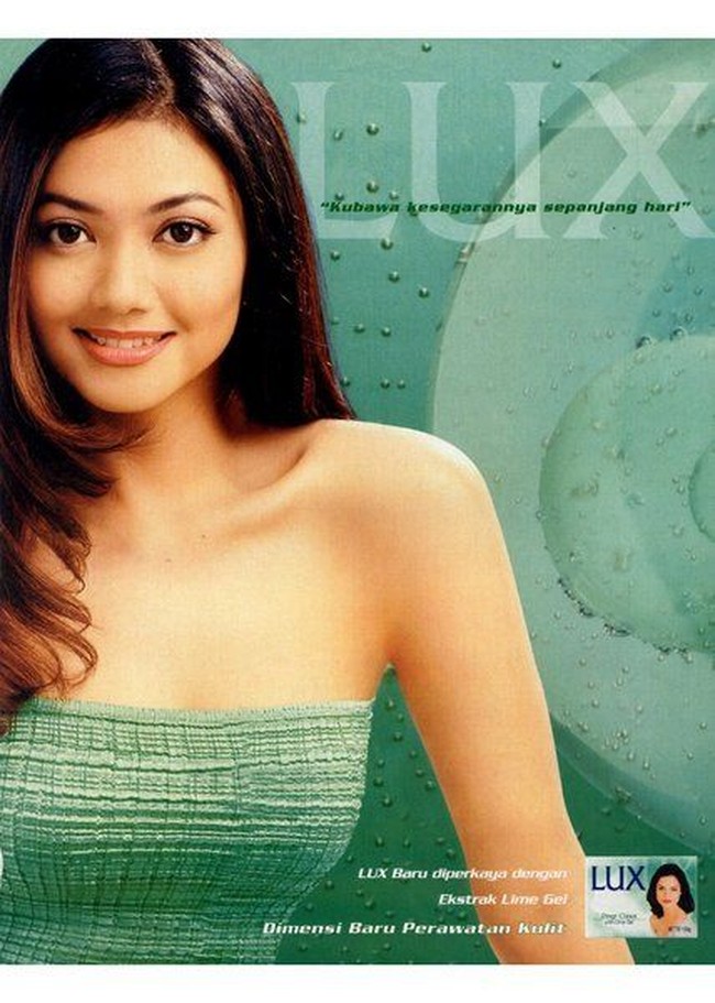 Menggunakan atasan strapless hijau, Bella Saphira memesona di iklan sabun yang sama. Cantik yah? (Foto: Istimewa)