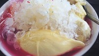 Kalau es buah yang satu ini ada di Banjarmasin. Es buahnya dilengkapi dengan buah duren dan serutan es. Mantap! Foto: Instagram @banjarmasindelicious
