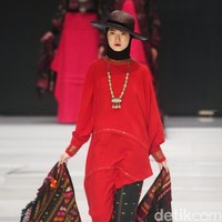 Fashion show busana muslim rancangan Ida Royani yang mengusung tema Great Toba di Indonesia Fashion Week 2018, Jakarta Convention Center, Jakarta, Rabu [28/3/2018]. Foto: Mohammad Abduh/Wolipop