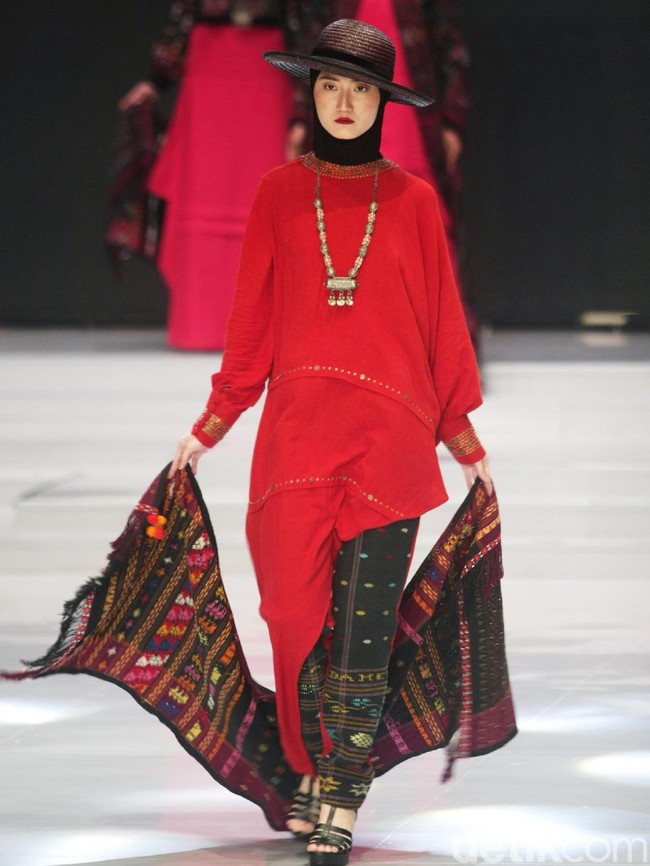 Fashion show busana muslim rancangan Ida Royani yang mengusung tema Great Toba di Indonesia Fashion Week 2018, Jakarta Convention Center, Jakarta, Rabu [28/3/2018]. Foto: Mohammad Abduh/Wolipop