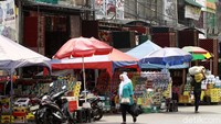 Deretan pedagang kurma berjejer di pinggir jalan.