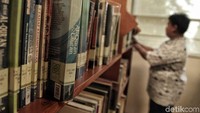 Buku-buku soal agama dapat dengan mudah diakses murid.