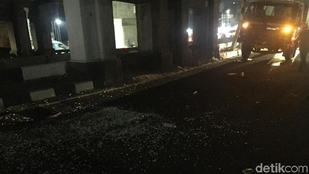 Truk Nyangkut di Jembatan Kereta di Matraman