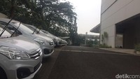 Di area parkir depan terlihat beberapa produk merek Nissan dan Suzuki. Begitu pula di area parkir samping yang kebanyakan diisi oleh mobil MPV dari Suzuki yakni Eritga model lama.  Foto: Khairul Imam Ghozali