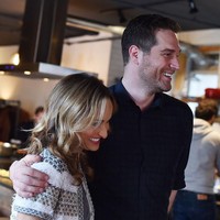 Sebelum menjalani hubungan serius dengan Pangeran Harry, ternyata Meghan Markle hampir akan menikah dengan pria lain. Dia adalah Cory Vitiello, seorang chef tampan dari Toronto, Kanada. Keduanya menjalin hubungan serius selama dua tahun namun kembali kandas, sebelum akhirnya bertemu Pangeran Harry. Foto: Getty Images