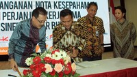 Kerjasama Penjaminan Suretyship Online itu dilakukan oleh Perum Jamkirndo dan Semen Baturaja yang disaksikan langsung oleh Menteri BUMN Rini Soemarno. Foto: dok. Kementerian BUMN