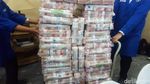 Foto: Tumpukan Duit Segunung Rp 87 M Milik Koruptor Samadikun