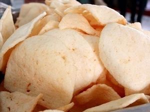 Ngemil Kerupuk Bisa Bikin Gemuk Nggak Sih? Ini Kata Ahli Diet