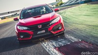 Di Sirkuit Magny-Cours GP, Prancis, Honda Civic Type R memecahkan rekor kecepatan baru setelah mencatat lap time 2 menit 1,51 detik. Foto: Honda