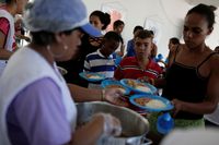 Imigran Venezuela mengantre jatah makanan di Brasil