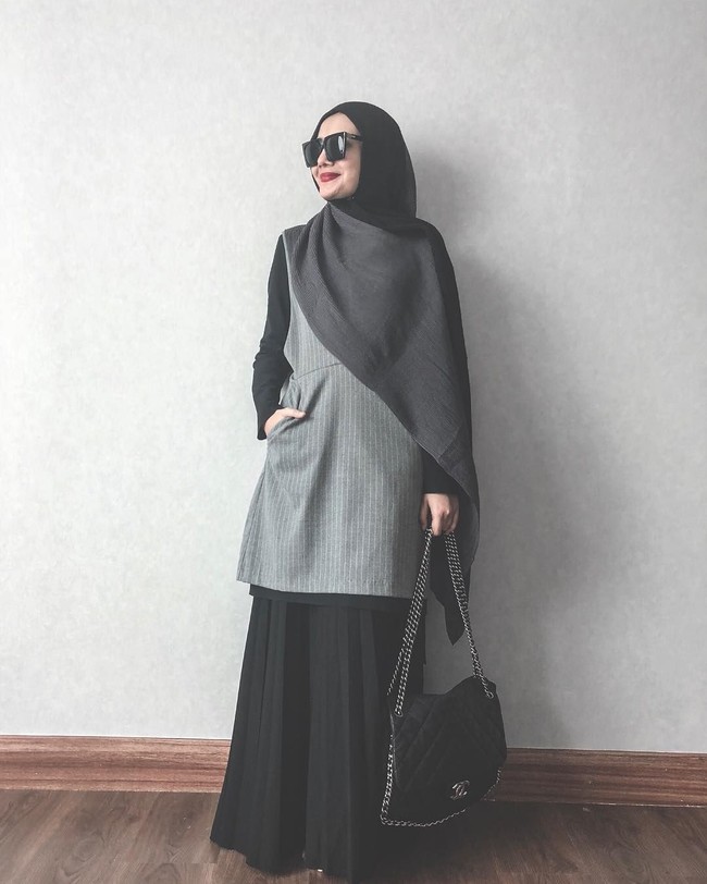 Zaskia Sungkar yang juga berprofesi sebagai desainer sering tampil chic dengan busana syari. Tak melulu tampil dengan dress panjang, ia juga memilih alternatif lain seperti rompi panjang dipadukan dengan rok. Foto: Instagram/ZaskiaSungkar