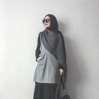 Zaskia Sungkar yang juga berprofesi sebagai desainer sering tampil chic dengan busana syari. Tak melulu tampil dengan dress panjang, ia juga memilih alternatif lain seperti rompi panjang dipadukan dengan rok. Foto: Instagram/ZaskiaSungkar