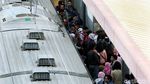 Penumpang KRL Sesaki Stasiun Tanah Abang