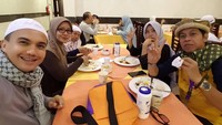 Bersama dengan para jamaah haji, Sahrul pun terlihat asyik ngobrol sambil menemani para jamaah makan malam.  Foto: Instagram @sahrulgunawanofficial