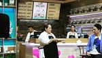 10 Foto Ini Buktikan Komedian Nunung Doyan Makan Salad