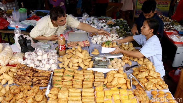 Pasar takjil yang terletak di Bendungan Hilir (Benhil), Jakarta Pusat, selalu ramai saat menjelang buka buasa, Kamis (17/5/2018). Begini potret keramaiannya.