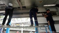 Pekerja tengah memperbaiki halte TransJakarta Simprug, Jakarta Selatan, Kamis (17/5/2018).