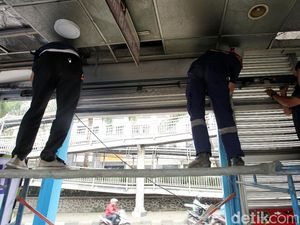 Halte TransJ Simprug Diperbaiki