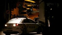 Kepolisian Malaysia tidak merinci apa saja yang disita dalam penggeledahan. Namun pengacara Najib, Harpal Singh Grewal, menyebut hanya beberapa barang pribadi seperti tas wanita, pakaian dan hadiah-hadiah yang disita polisi dari kediaman Najib di Taman Duta. Foto: REUTERS/Lai Seng Sin