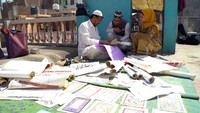 Bermula dari ayahnya, Ghalib mempelajari kaligrafi. Terlahir dari keluarga muslim, membuat Ghalib sangat dekat seni Islam ini.
