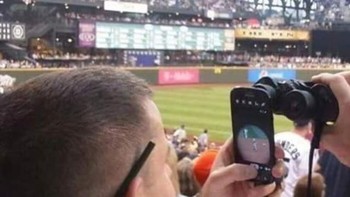 Kalau kamera ponsel kamu zoom-nya kurang jauh, boleh banget dicoba cara ini. (Foto: Twitter/PicturesFoIder)