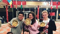 Ini salah satu keseruan saat Dancakes diundang sebagai pengisi acara di sebuah kampus di Amerika. Semua mahasiswa nampak memegang pancake hasil karyanya sendiri. Foto: Instagram drdancake