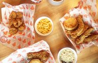 Ayam Goreng dari Popeyes Ternyata Jadi Makanan Favorit Anthony Bourdain
