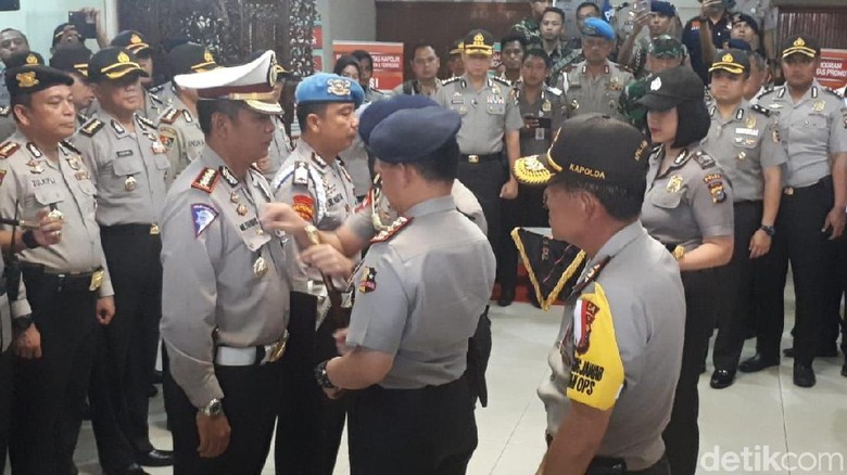 Kapolri Beri Pin Emas ke Kombes Rudy Penembak Mati 3 Teroris Kapolri Beri Pin Emas ke Kombes Rudy Penembak Mati 3 Teroris