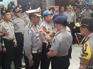 Pin Emas untuk Perwira Penembak 3 Teroris Riau
